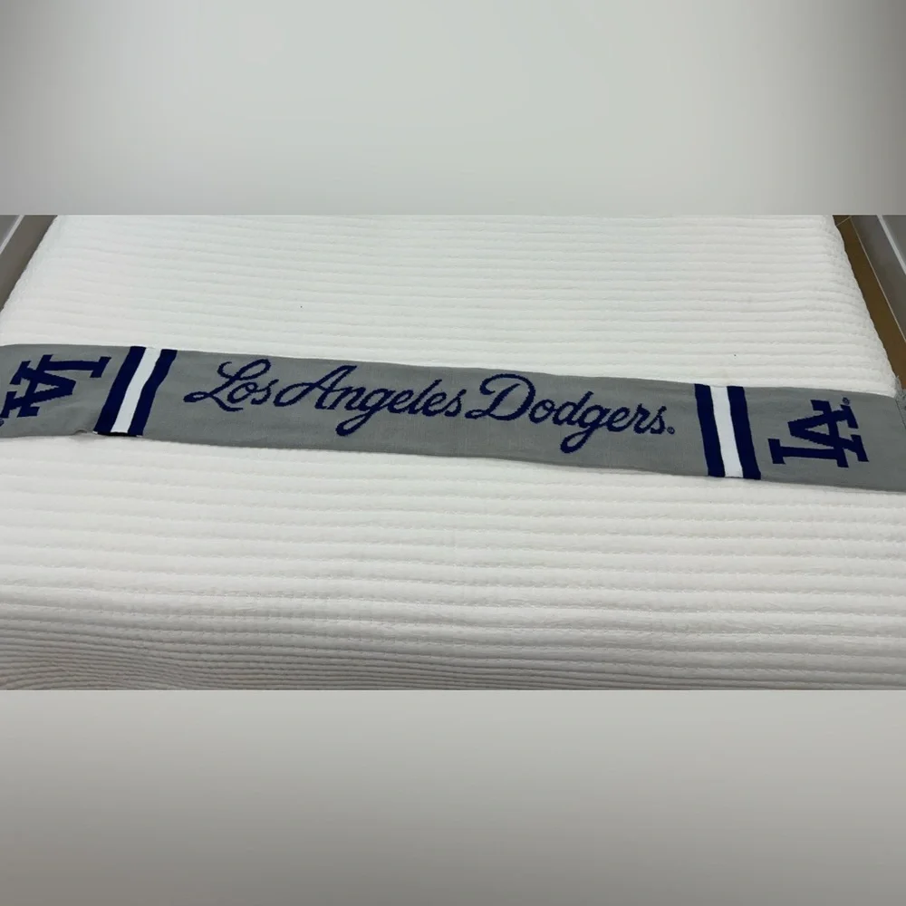 Reversible LA Dodgers and LA Kings scarf - Picture 2 of 3